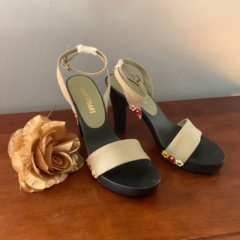 COLIN STUART Olive 3 1/2 in platforms sandals. Floral/gold stud adorned. Size 7.
